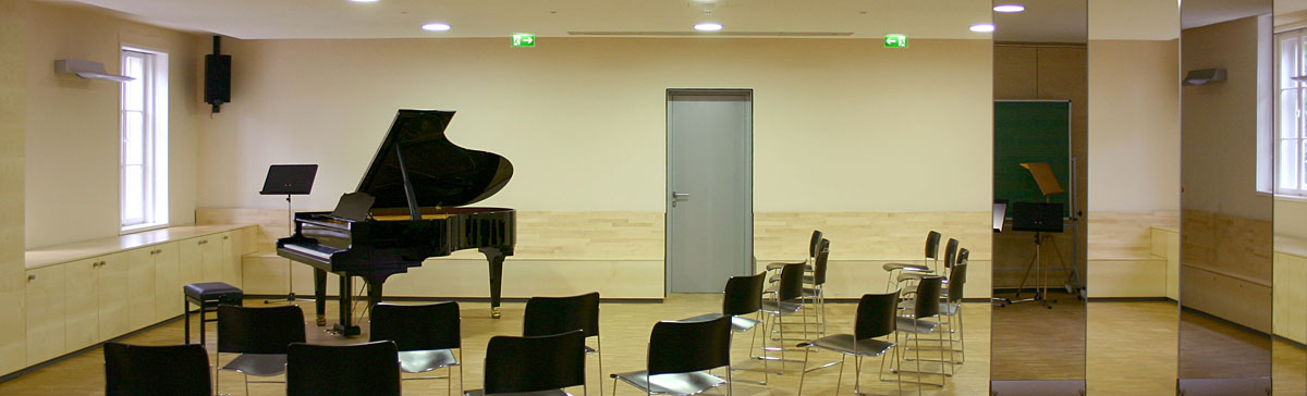 Chorsaal im Mozarthaus mit Spiegelelementen (rechts) für den Rhythmikunterricht